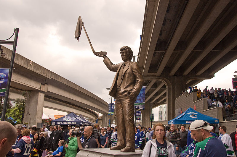 English:   Statue of Roger Neilson outside of Rogers Arena during the 2011 Stanley Cup Final, June 2011.