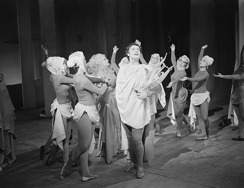 English:   Kathleen Ferrier & Greet Koeman in Orfeo & Eurydice (the Netherlands, 23 June 1949 Nederlands:   Opera 