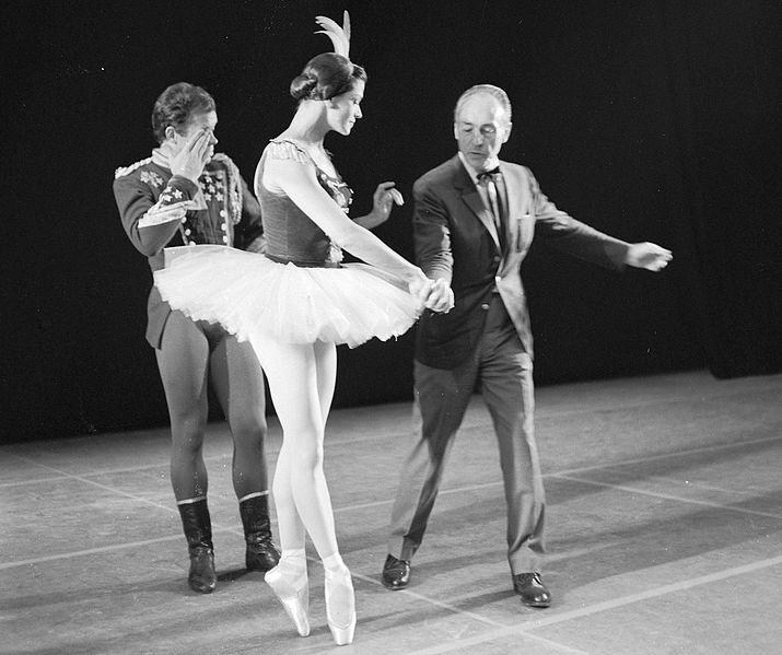 Nederlands:   New York City Ballet in Amsterdam, repetitie New York City Ballet. Choreograaf George Balanchine geeft aanwijzingen.