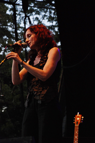 English:   Patty Griffin performing at Sound Stage in Central Park