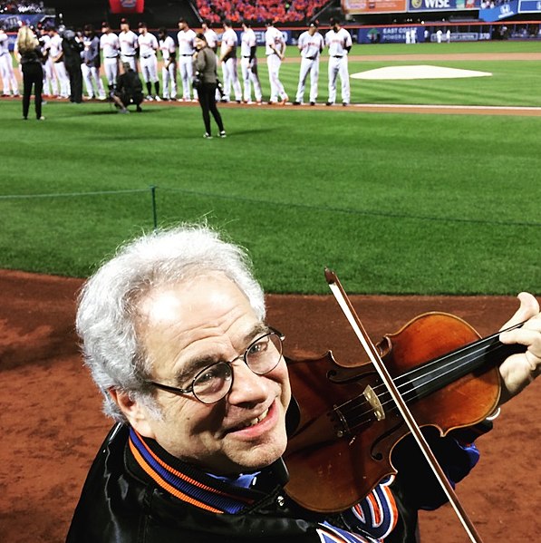 English:   Itzhak Perlman about to play the National Anthem at Citifield in New York City in 2016.