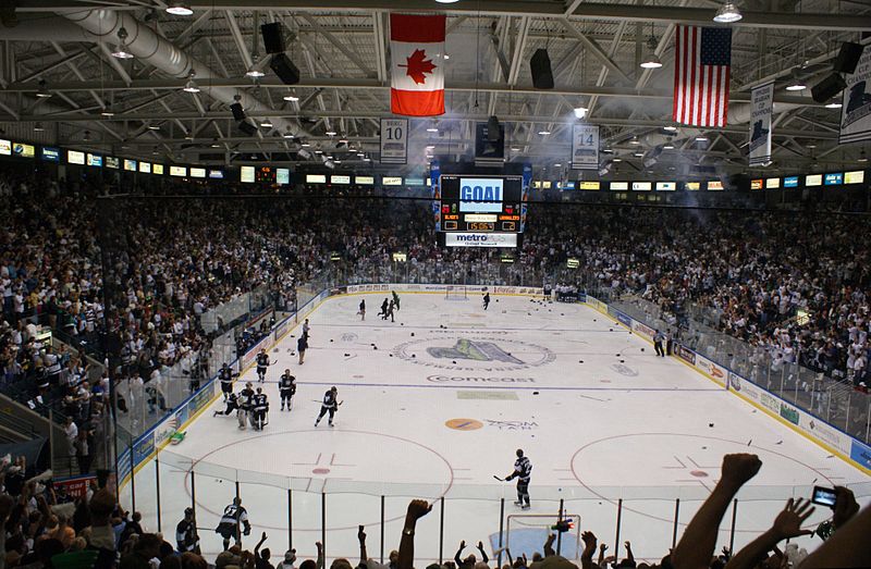 English:  The Florida Everblades celebrate their Kelly Cup victory over the Las Vegas Wranglers on May 23, 2012.