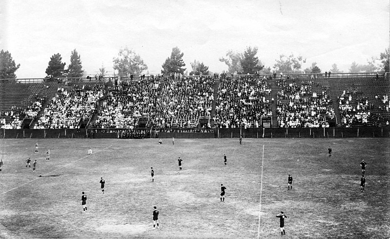 English:   Stanford University v. the All Blacks, during the NZ team tour to US. Stanford had switched from American football to rugby in 1906, after concerns about violence in that sport. Stanford returned to football in 1917.