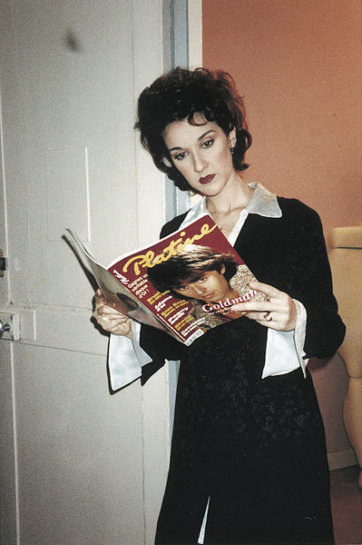 Français :   Céline Dion tenant dans ses mains le Platine n°13 en 1994.